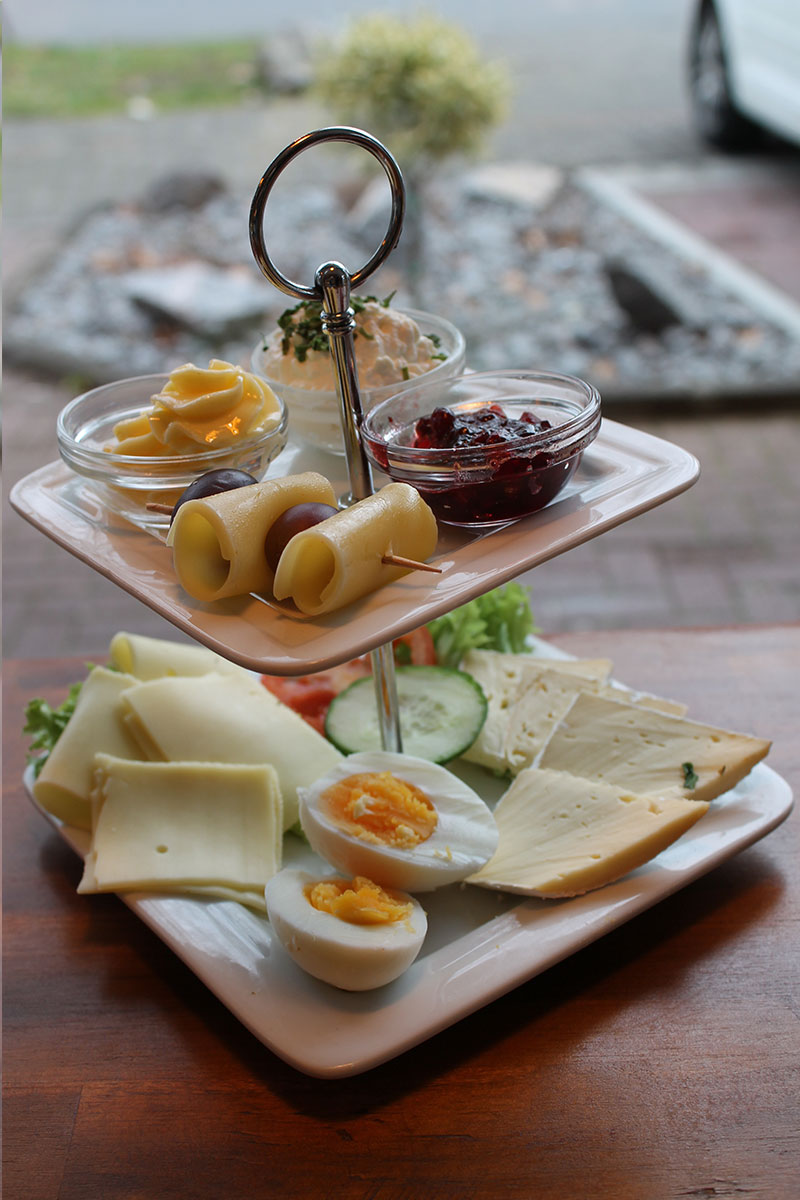baeckerei-burger_kaeseteller-fruehstueck baeckerei-burger_kaeseteller-fruehstueck